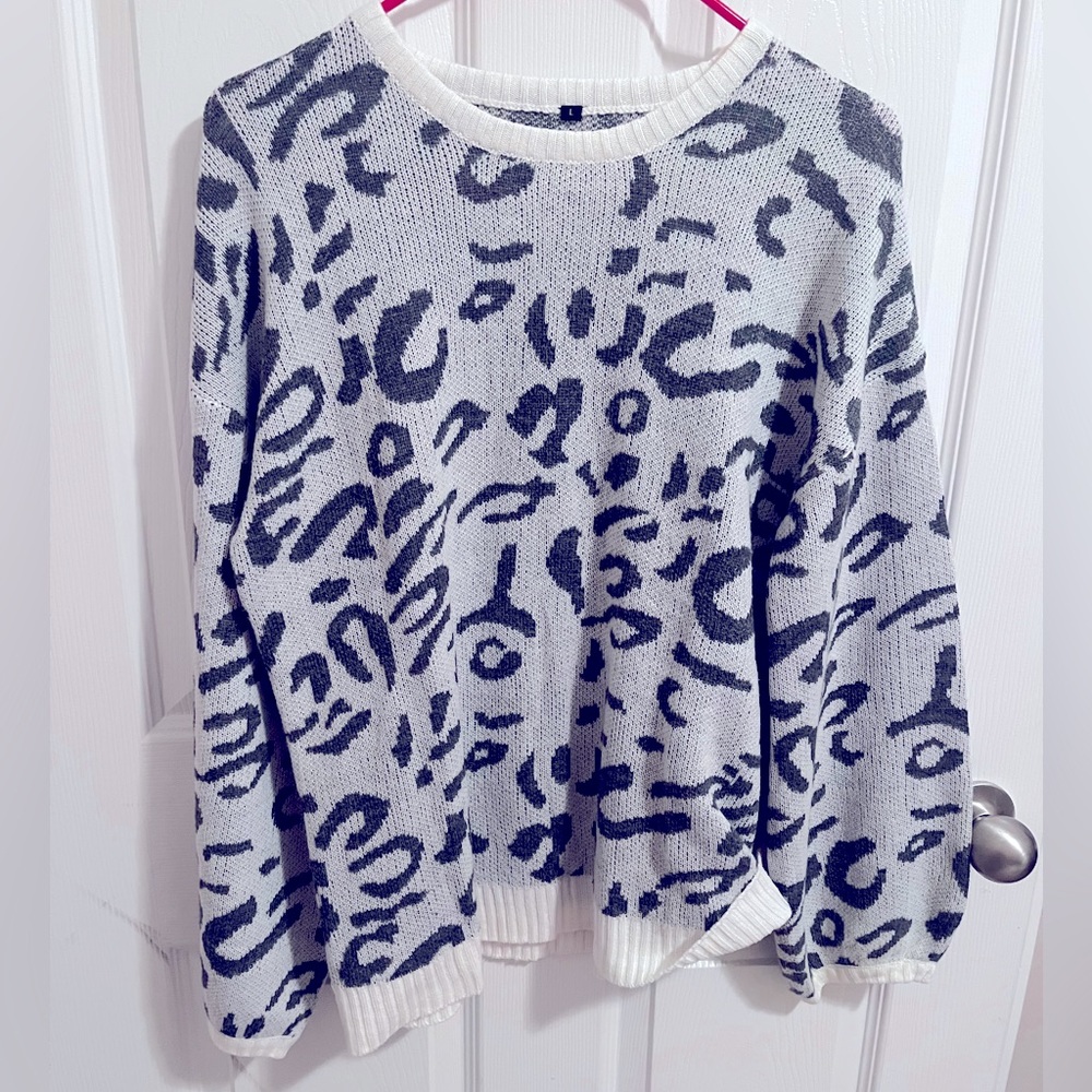 Women’s sweater white and gray leopard print